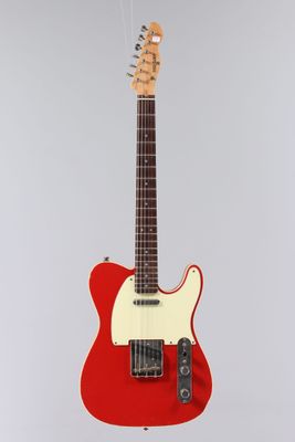 une guitare électrique au corps rouge sur fond blanc