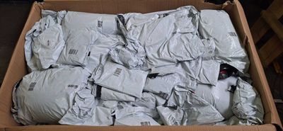 une boîte en carton remplie de sacs et encore de sacs de nourriture