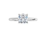 une bague sertie d'un seul diamant sur fond blanc