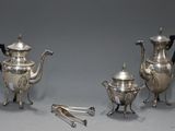 un service à thé et à café en argent, composé de trois pièces, sur fond gris