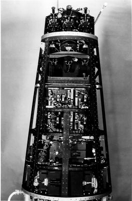 photographie en noir et blanc d'une tour composée d'appareils électroniques