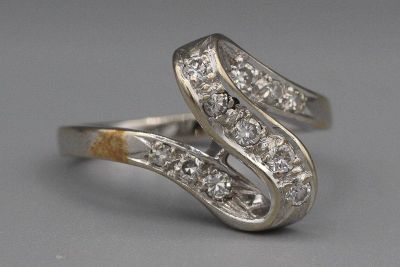 Bague «nœud» en or sertie de brillants. PB 3,9g TDD 52