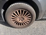 une voiture qui a un pneu à plat sur la route