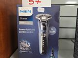 une boîte de rasoirs Philips posée sur une étagère dans un magasin