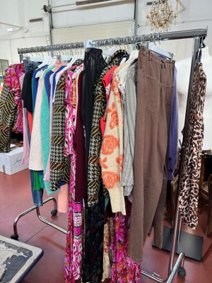 - Lot d'environ 55 pièces dont de marque American Vintage, Desigual, L - Photo 1