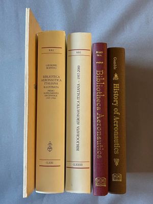 trois livres empilés les uns sur les autres sur un lit