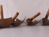 quatre cuillères en bois et une spatule posées sur un plan de travail blanc