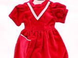 une robe rouge à bordures blanches sur un mannequin