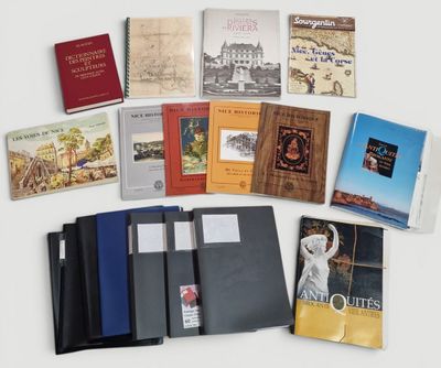 un grand nombre de livres posés sur une table