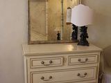 une commode surmontée d'un miroir dans une pièce