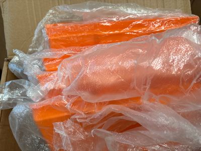 une boîte de carottes emballée dans du plastique et posée sur une table