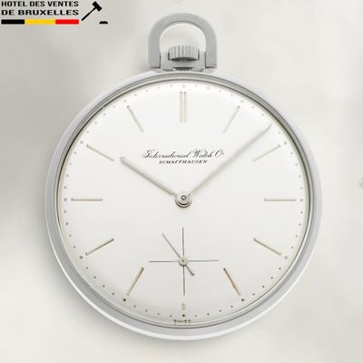 une horloge accrochée au mur de la pièce