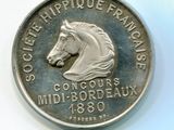 un gros plan d'une pièce de monnaie sur laquelle figure une tête de cheval