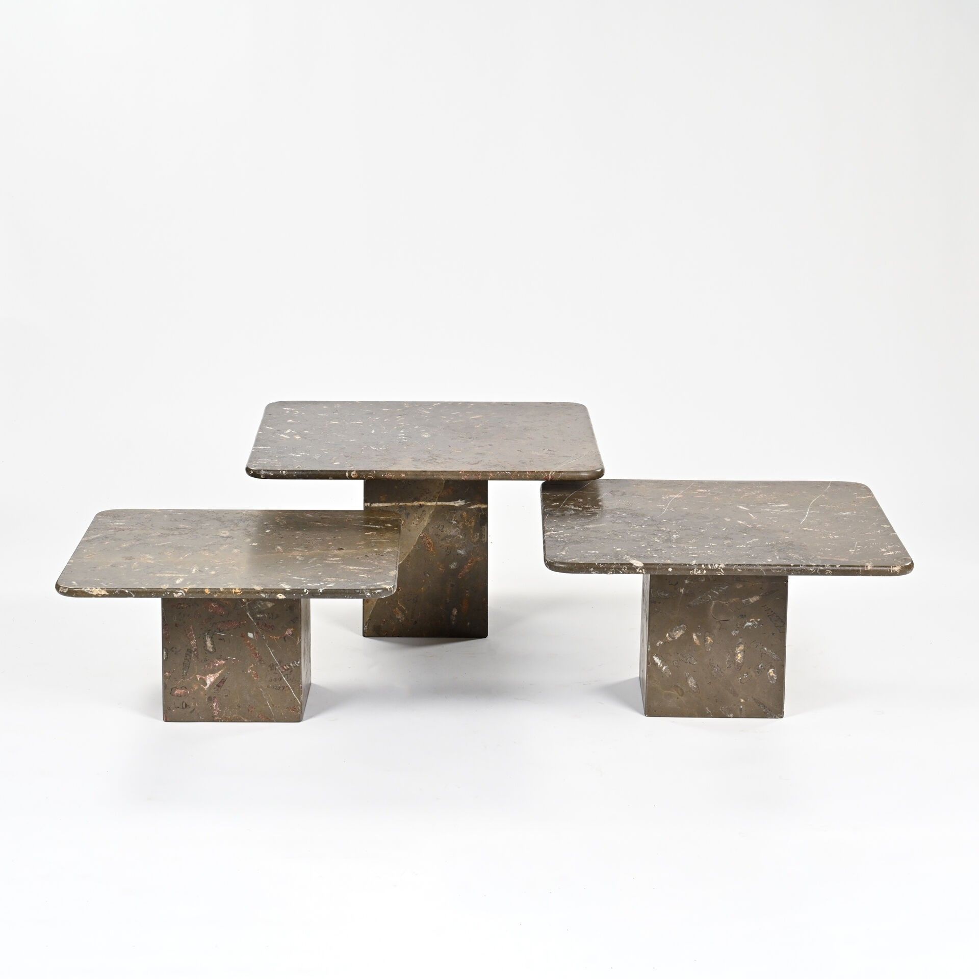 Collection FOSSILE - Suite de trois tables gigognes en pierre fossilisée