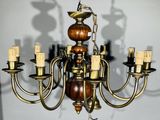 lustre en laiton et bois à six branches et huit ampoules