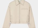 une veste blanche avec des lacets aux manches et aux poignets