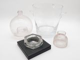 deux vases en verre et un bougeoir en verre sur la table