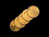 un gros plan sur un tas de pièces d'or sur fond noir