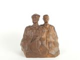 statue représentant un homme et une femme assis sur un rocher, sur fond blanc