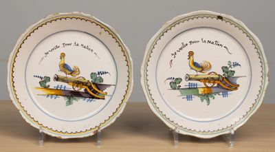 NEVERS. Paire d'assiettes en faïence à décor polychrome d'un…