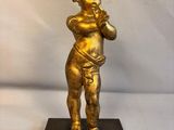 figurine en laiton représentant un petit garçon tenant une flûte