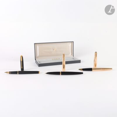 deux stylos et une boîte posés sur une surface blanche, avec une boîte en arrière-plan