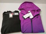 deux vestes violettes et noires, munies d'une étiquette, posées l'une à côté de l'autre