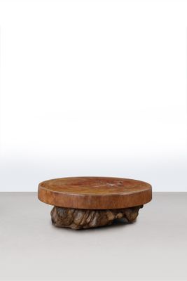 une photo d'un bol en bois posé sur une table