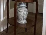 une table sur laquelle sont posés deux vases, dans une pièce