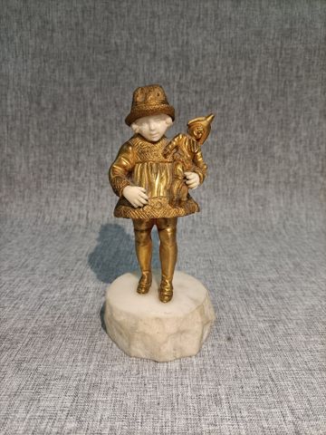 COMERT (XIXe-XXe). Statuette chryséléphantine figurant une enfant