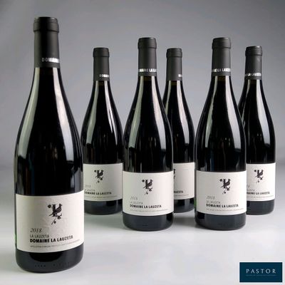 six bouteilles de vin sont alignées sur une table