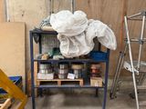 un chariot chargé d'objets dans un garage