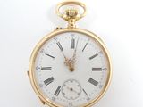 une montre de poche en or avec des chiffres romains sur le cadran