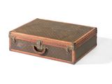 une petite valise marron munie d'une poignée, posée sur une surface blanche