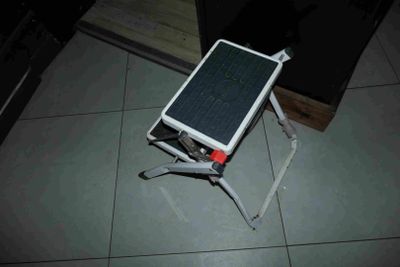 une petite table sur laquelle est posé un panneau solaire