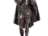 statue en bronze représentant un homme tenant un oiseau, posée sur un socle