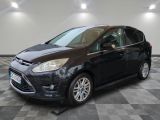 une Ford C-Max noire garée sur un sol à damier