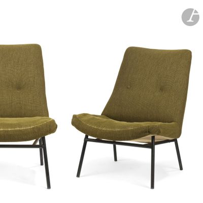 une paire de fauteuils de salon de style « mid-century » en tissu vert olive et pieds en métal noir