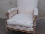 une chaise blanche posée devant un mur