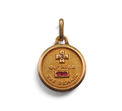 Gros plan sur une médaille d'or ornée d'une croix