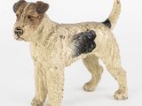 un chien en peluche debout sur une surface blanche
