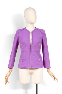 une veste violette sur une tête de mannequin