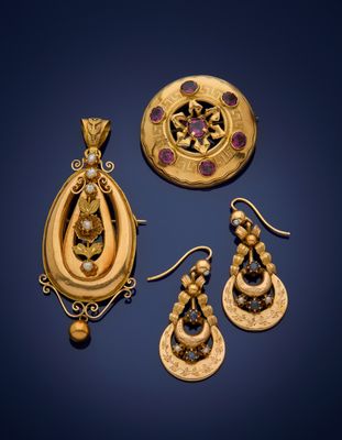 trois bijoux en or, à savoir un pendentif, des boucles d'oreilles et une broche