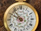 une montre de poche en or ornée d'un motif floral