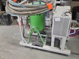 une photo d'une machine à laquelle est raccordé un tuyau