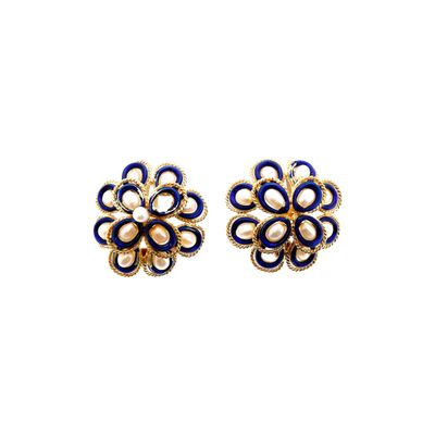 une paire de boucles d'oreilles bleues et dorées sur fond blanc