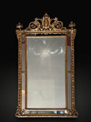 Miroir à parecloses et à fronton à décor de 2 chimères et fr…