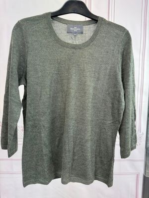the sweater is green and has long sleeves on it