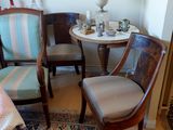 des chaises et une table dans une pièce sur laquelle est posée une lampe