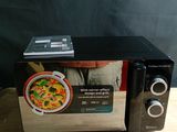 un micro-ondes posé sur une table en bois